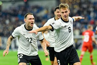 Joshua Kimmich bejubelt seinen ersten Doppelpack im Nationaltrikot. Joshua Kimmich bejubelt seinen ersten Doppelpack im Nationaltrikot.