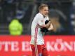 HSV-Spieler Lewis Holtby wird vom Feld geschickt. Die Hamburger sind mit vier Platzverweisen Negativ-Spitzenreiter in der Bundesliga. Foto: Axel Heimken