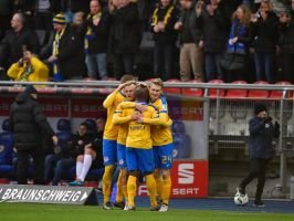 Die Braunschweiger feiern den Treffer zum 2:1 gegen Arminia Bielefeld. Foto: Alexander Körner Die Braunschweiger feiern den Treffer zum 2:1 gegen Arminia Bielefeld. Foto: Alexander Körner