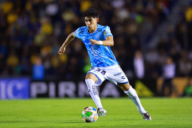 MEXICO CITY, MEXICO - MAY 10: Elias Montiel of Pachuca runs with the ball during the quarterfinals second leg match between America and Pachuca as part of the Torneo Clausura 2025 Liga MX at Estadio C