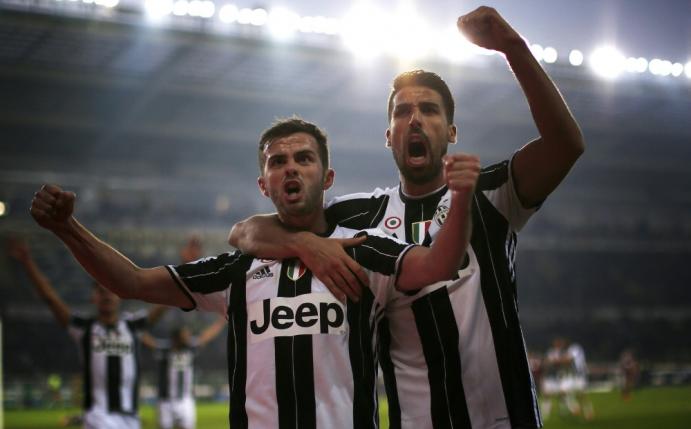 Khedira (r.) und Juve gewinnen das Turin-Derby mit 3:1 (Quelle: SID)