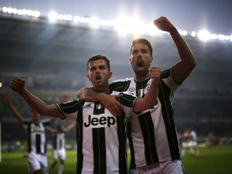 Khedira (r.) und Juve gewinnen das Turin-Derby mit 3:1 (Quelle: SID) Khedira (r.) und Juve gewinnen das Turin-Derby mit 3:1 (Quelle: SID)