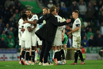 Bundestrainer Julian Nagelsmann gratuliert seinen Spielern nach dem Schlusspfiff auf dem Platz. Bundestrainer Julian Nagelsmann gratuliert seinen Spielern nach dem Schlusspfiff auf dem Platz.