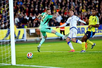 Rein damit: Fisnik Asllani erzielt das Siegtor für die Gäste. Rein damit: Fisnik Asllani erzielt das Siegtor für die Gäste.
