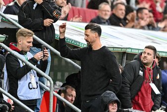 Augsburgs neuer Coach Sandro Wagner fiel kürzlich mit einer Bla-Bla-Geste Richtung Zuschauer auf. Augsburgs neuer Coach Sandro Wagner fiel kürzlich mit einer Bla-Bla-Geste Richtung Zuschauer auf.