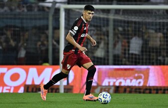 ROSARIO, ARGENTINA - OCTOBER 02: Lautaro Rivero of River Plate runs with the ball during the Copa Argentina 2025 quarter-final match between Racing Club and River Plate at Estadio Gigante de Arroyito ROSARIO, ARGENTINA - OCTOBER 02: Lautaro Rivero of River Plate runs with the ball during the Copa Argentina 2025 quarter-final match between Racing Club and River Plate at Estadio Gigante de Arroyito