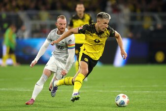DORTMUND, GERMANY - SEPTEMBER 21: Nico Schlotterbeck of Borussia Dortmund gets past the tackle from Maximilian Arnold of Wolfsburg during the Bundesliga match between Borussia Dortmund and VfL Wolfsbu DORTMUND, GERMANY - SEPTEMBER 21: Nico Schlotterbeck of Borussia Dortmund gets past the tackle from Maximilian Arnold of Wolfsburg during the Bundesliga match between Borussia Dortmund and VfL Wolfsbu