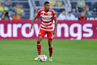 DORTMUND, GERMANY - AUGUST 31: Danilho Doekhi of 1. FC Union Berlin runs with the ball during the Bundesliga match between Borussia Dortmund and 1. FC Union Berlin at Signal Iduna Park on August 31, 2 DORTMUND, GERMANY - AUGUST 31: Danilho Doekhi of 1. FC Union Berlin runs with the ball during the Bundesliga match between Borussia Dortmund and 1. FC Union Berlin at Signal Iduna Park on August 31, 2