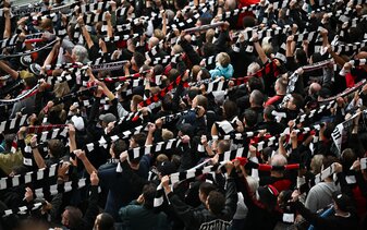 Eintracht Frankfurt wird bei der SSC Neapel nach Ablehnung eines Antrags auf Spielverlegung ohne Unterstützung der Fans spielen. (Archivbild) Eintracht Frankfurt wird bei der SSC Neapel nach Ablehnung eines Antrags auf Spielverlegung ohne Unterstützung der Fans spielen. (Archivbild)