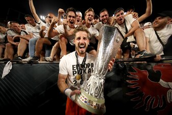 SEVILLE, SPAIN - MAY 18: Kevin Trapp of Eintracht Frankfurt and fans celebrate with the UEFA Europa League Trophy following their sides victory in the UEFA Europa League final match between Eintracht SEVILLE, SPAIN - MAY 18: Kevin Trapp of Eintracht Frankfurt and fans celebrate with the UEFA Europa League Trophy following their sides victory in the UEFA Europa League final match between Eintracht