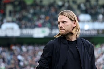 MOENCHENGLADBACH, GERMANY - SEPTEMBER 27: rHead coach Eugen Polanski of Borussia Mönchengladbach reacts prior tthe Bundesliga match between Borussia Mönchengladbach and Eintracht Frankfurt at Boruss MOENCHENGLADBACH, GERMANY - SEPTEMBER 27: rHead coach Eugen Polanski of Borussia Mönchengladbach reacts prior tthe Bundesliga match between Borussia Mönchengladbach and Eintracht Frankfurt at Boruss