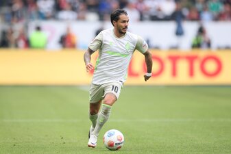FRANKFURT AM MAIN, GERMANY - AUGUST 23: Leonardo Bittencourt of Werder Bremen controls the ball during the Bundesliga match between Eintracht Frankfurt and SV Werder Bremen at Deutsche Bank Park on Au FRANKFURT AM MAIN, GERMANY - AUGUST 23: Leonardo Bittencourt of Werder Bremen controls the ball during the Bundesliga match between Eintracht Frankfurt and SV Werder Bremen at Deutsche Bank Park on Au