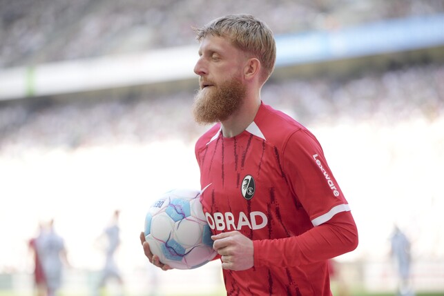 MOENCHENGLADBACH, GERMANY - APRIL 12: Jan-Niklas Beste of SC Freiburg holds the ball during the Bundesliga match between Borussia Mönchengladbach and Sport-Club Freiburg at Borussia-Park on April 12,