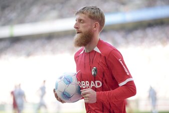MOENCHENGLADBACH, GERMANY - APRIL 12: Jan-Niklas Beste of SC Freiburg holds the ball during the Bundesliga match between Borussia Mönchengladbach and Sport-Club Freiburg at Borussia-Park on April 12, MOENCHENGLADBACH, GERMANY - APRIL 12: Jan-Niklas Beste of SC Freiburg holds the ball during the Bundesliga match between Borussia Mönchengladbach and Sport-Club Freiburg at Borussia-Park on April 12,