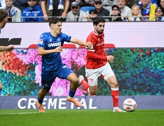 Der 1. FC Kaiserslautern um Semih Sahin (r) hat das Derby gegen den Karlsruher SC um Rafael Pinto Pedrosa (l) für sich entschieden. Der 1. FC Kaiserslautern um Semih Sahin (r) hat das Derby gegen den Karlsruher SC um Rafael Pinto Pedrosa (l) für sich entschieden.