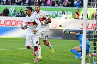 Kein Jubel nach dem Tor aus Respekt vor seinem Ex-Club: Stuttgarts Tiago Tomas (l) nach dem 1:0 gegen den VfL Wolfsburg