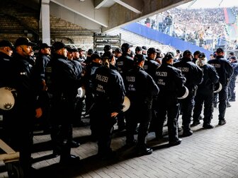 Ausschreitungen überschatten Südwest-Derby in Karlsruhe Ausschreitungen überschatten Südwest-Derby in Karlsruhe