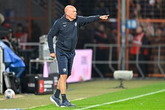 Trotz niedriger Temperaturen mit kurzer Hose: Bochum-Coach Rösler Trotz niedriger Temperaturen mit kurzer Hose: Bochum-Coach Rösler