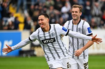 Younes Ebnoutalib (vorn): Hattrick gegen Fürth. Younes Ebnoutalib (vorn): Hattrick gegen Fürth.