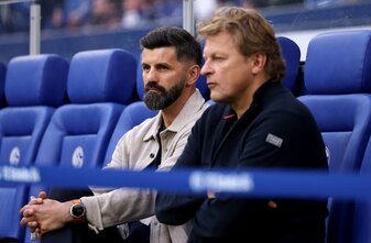 Schalkes Trainer Miron Muslic (l.) mit Direktor Youri Mulder. (Foto: Frederic Scheidemann/Getty Images) Schalkes Trainer Miron Muslic (l.) mit Direktor Youri Mulder. (Foto: Frederic Scheidemann/Getty Images)