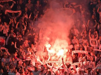 Mainz muss wegen Pyrotechnik eine Strafe zahlen (Quelle: PIXATHLON/SID)
<br>© 2016 SID Mainz muss wegen Pyrotechnik eine Strafe zahlen (Quelle: PIXATHLON/SID)
<br>© 2016 SID
