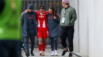 "Sind an ihrer Seite": DFB-Frauen leiden mit Oberdorf "Sind an ihrer Seite": DFB-Frauen leiden mit Oberdorf