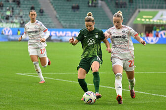 Weiter in der Google-Pixel Frauen-Bundesliga am Ball: Wolfsburgs Svenja Huth (l) und Bayerns Franziska Kett beim jüngsten Topspiel. Weiter in der Google-Pixel Frauen-Bundesliga am Ball: Wolfsburgs Svenja Huth (l) und Bayerns Franziska Kett beim jüngsten Topspiel.
