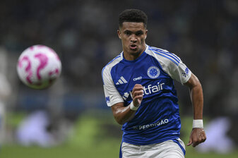 BELO HORIZONTE, BRAZIL - OCTOBER 18: Kaua Prates of Cruzeiro controls the ball during a match between Cruzeiro and Fortaleza as part of Brasileirao 2025 at Mineirão Stadium on October 18, 2025 in Bel BELO HORIZONTE, BRAZIL - OCTOBER 18: Kaua Prates of Cruzeiro controls the ball during a match between Cruzeiro and Fortaleza as part of Brasileirao 2025 at Mineirão Stadium on October 18, 2025 in Bel