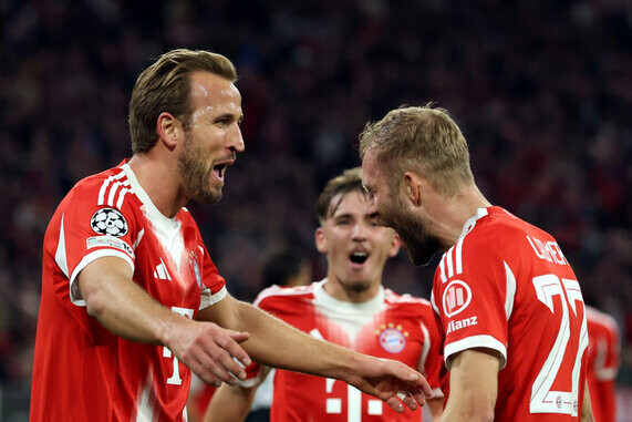 Harry Kane (l.) und Konrad Laimer (r.) jubeln. (Photo by Alexander Hassenstein/Getty Images)