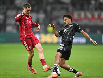 Spielte sich selbst aus und Eintracht Frankfurt um Nathaniel Brown (r) noch tiefer in die Krise: Liverpools Florian Wirtz (l). Spielte sich selbst aus und Eintracht Frankfurt um Nathaniel Brown (r) noch tiefer in die Krise: Liverpools Florian Wirtz (l).