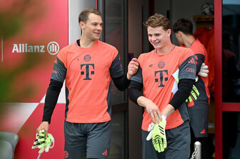 Jonas Urbig (r) darf gegen Gladbach statt Manuel Neuer (l) im Tor ran. Jonas Urbig (r) darf gegen Gladbach statt Manuel Neuer (l) im Tor ran.