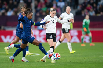 Überzeugte den Bundestrainer: Franziska Kett (r) vom FC Bayern. Überzeugte den Bundestrainer: Franziska Kett (r) vom FC Bayern.