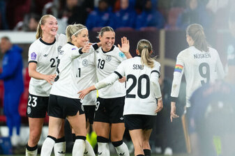 Deutsche Jubeltraube: Auch dank Camilla Küver (l) blieb die DFB-Elf ohne Gegentor.  Deutsche Jubeltraube: Auch dank Camilla Küver (l) blieb die DFB-Elf ohne Gegentor.