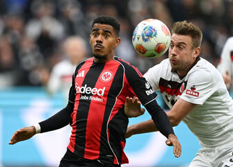 Lieferten sich ein umkämpftes Duell: Eintracht Frankfurt um Ansgar Knauff (l) und der FC St. Pauli um Hauke Wahl (r). Lieferten sich ein umkämpftes Duell: Eintracht Frankfurt um Ansgar Knauff (l) und der FC St. Pauli um Hauke Wahl (r).