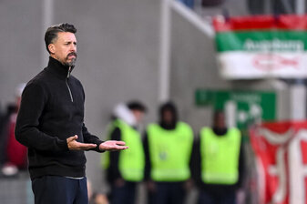Und nun? Sandro Wagner beim Augsburger Untergang gegen Leipzig. Und nun? Sandro Wagner beim Augsburger Untergang gegen Leipzig.