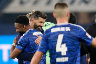 Trainer Miron Muslic (l) lässt die Schalke-Fans vom Aufstieg träumen.  Trainer Miron Muslic (l) lässt die Schalke-Fans vom Aufstieg träumen.