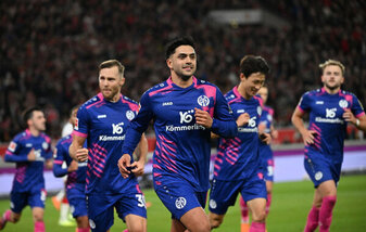 Amiri (M.) hatte nach seinem Treffer vor den Stuttgarter Fans gejubelt. Amiri (M.) hatte nach seinem Treffer vor den Stuttgarter Fans gejubelt.