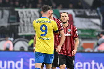 Erencan Yardimci von Eintracht Braunschweig fasst seinem Gegenspieler Boris Tomiak beim Derby gegen Hannover 96 mit beiden Händen an den Hals. Erencan Yardimci von Eintracht Braunschweig fasst seinem Gegenspieler Boris Tomiak beim Derby gegen Hannover 96 mit beiden Händen an den Hals.