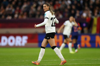 DUSSELDORF, GERMANY - OCTOBER 24: Jule Brand of Germany looks on during the Women's Nations League 2025 Semi-Final first leg match between Germany and France at Düsseldorf Arena on October 24, 2025 i DUSSELDORF, GERMANY - OCTOBER 24: Jule Brand of Germany looks on during the Women's Nations League 2025 Semi-Final first leg match between Germany and France at Düsseldorf Arena on October 24, 2025 i