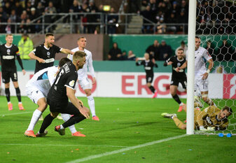 Traf früh zur St. Pauli-Führung: Hauke Wahl (M) Traf früh zur St. Pauli-Führung: Hauke Wahl (M)