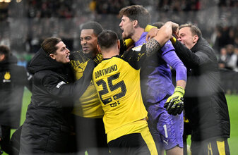 Borussia Dortmund bejubelt den Einzug ins Pokal-Achtelfinale. Borussia Dortmund bejubelt den Einzug ins Pokal-Achtelfinale.