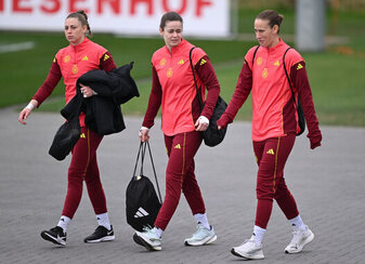 Stina Johannes (M.) vertrat erfolgreich Stammkeeperin Ann-Katrin Berger (r./Archivbild). Stina Johannes (M.) vertrat erfolgreich Stammkeeperin Ann-Katrin Berger (r./Archivbild).