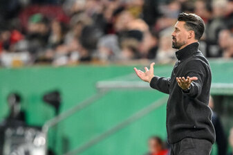Was nun, Herr Wagner? Augsburgs Trainer steht auch im DFB-Pokal mit leeren Händen da. Was nun, Herr Wagner? Augsburgs Trainer steht auch im DFB-Pokal mit leeren Händen da.