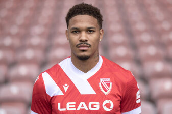 Justin Butler berichtete, dass er mit Affenlauten beleidigt wurde. Justin Butler berichtete, dass er mit Affenlauten beleidigt wurde.