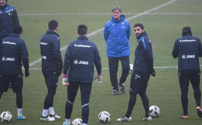 Debüt mit 64 Jahren und dann gleich gegen die Bayern: Ramon Berndroth trainiert seit der Beurlaubung von Norbert Meier den SV Darmstadt 98. Foto: Arne Dedert