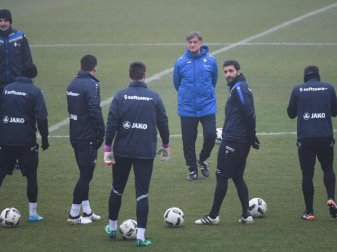 Debüt mit 64 Jahren und dann gleich gegen die Bayern: Ramon Berndroth trainiert seit der Beurlaubung von Norbert Meier den SV Darmstadt 98. Foto: Arne Dedert Debüt mit 64 Jahren und dann gleich gegen die Bayern: Ramon Berndroth trainiert seit der Beurlaubung von Norbert Meier den SV Darmstadt 98. Foto: Arne Dedert