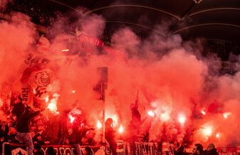 Beim Spiel in Basel brannten die VfB-Fans Feuerwerkskörper ab - ähnlich wie hier bei einem früheren Heimspiel gegen den FC Bayern. (Archiv) Beim Spiel in Basel brannten die VfB-Fans Feuerwerkskörper ab - ähnlich wie hier bei einem früheren Heimspiel gegen den FC Bayern. (Archiv)
