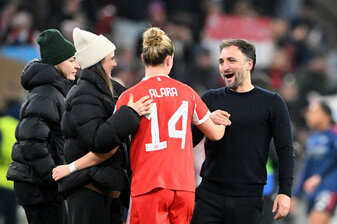 Bayern-Trainer José Barcala feiert mit Torschützin Alara den Sieg über Arsenal. Bayern-Trainer José Barcala feiert mit Torschützin Alara den Sieg über Arsenal.