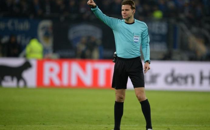 Schiedsrichter Felix Brych musste sich viel Kritik gefallen lassen. Foto: Daniel Reinhardt
<br>dpa-infocom GmbH