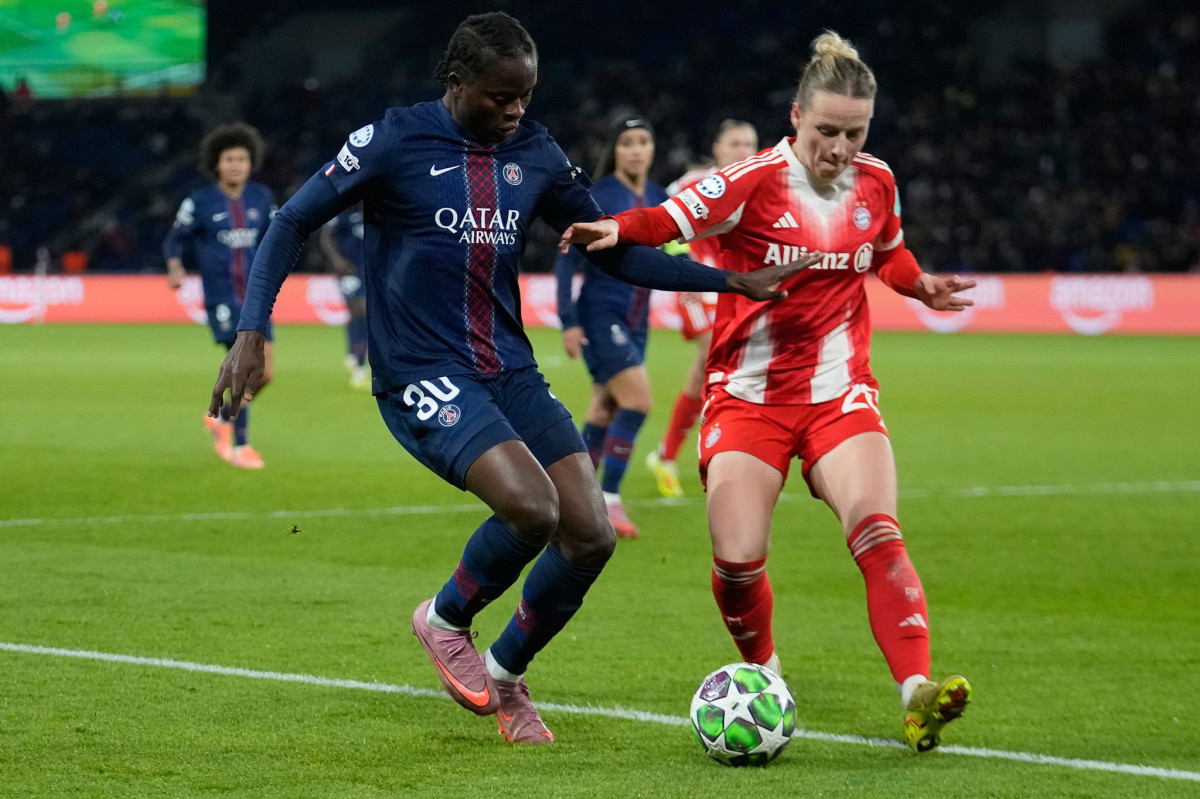Enges Duell: Bayerns Franziska Kett (r) im Zweikampf mit PSG-Spielerin Merveille Kanjinga.